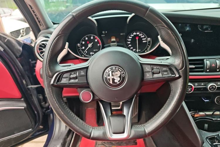 Used Alfa Romeo Giulia 2021 2.0T 280HP Luxury Edition Steering Wheel