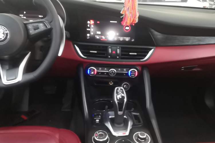 Used Alfa Romeo Giulia 2021 2.0T 280HP Luxury Edition Audio And AC Panel