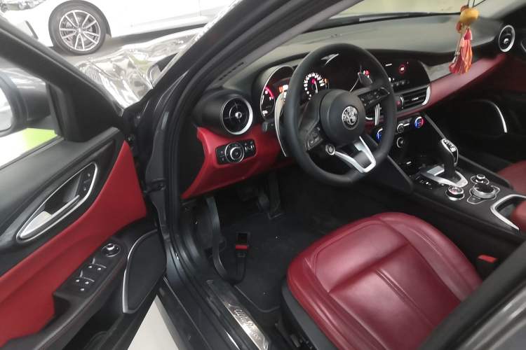 Used Alfa Romeo Giulia 2021 2.0T 280HP Luxury Edition Driver Seat