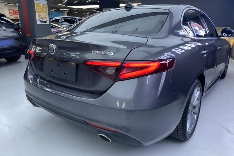 Used Alfa Romeo Giulia 2021 2.0T 280HP Luxury Edition Exterior 2