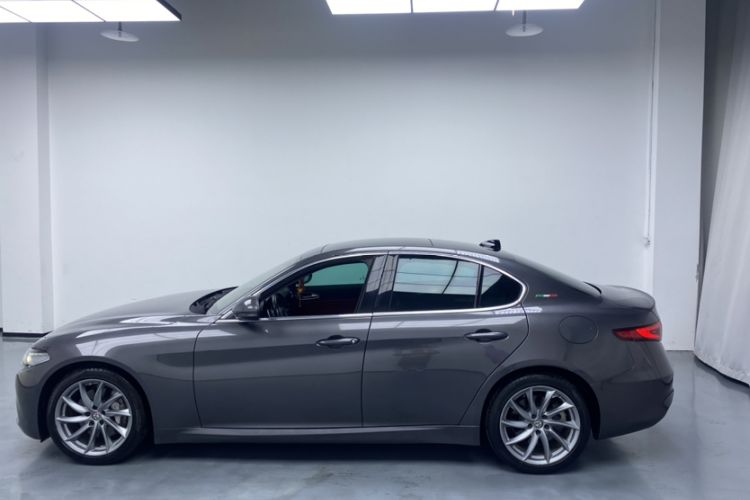 Used Alfa Romeo Giulia 2021 2.0T 280HP Luxury Edition Exterior 2