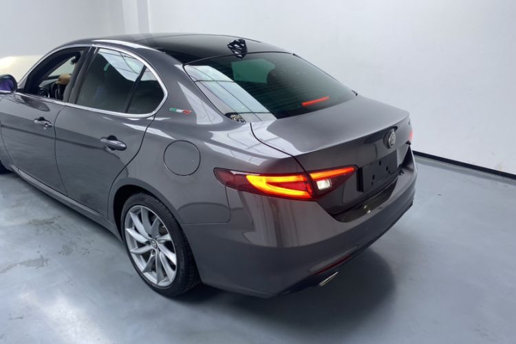 Used Alfa Romeo Giulia 2021 2.0T 280HP Luxury Edition Exterior 3
