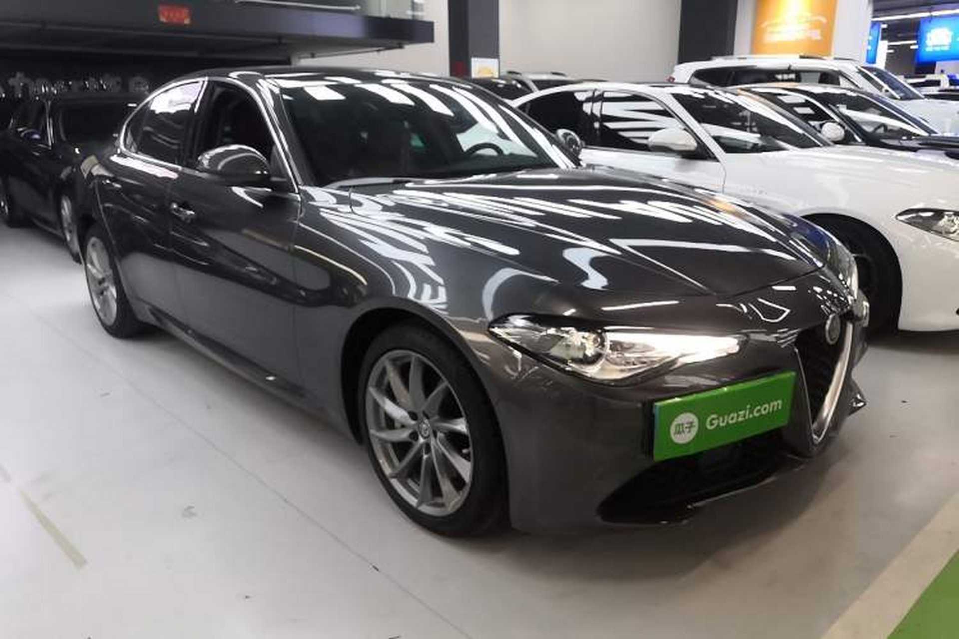 Used Alfa Romeo Giulia 2021 2.0T 280HP Luxury Edition Front Right 45 Deg
