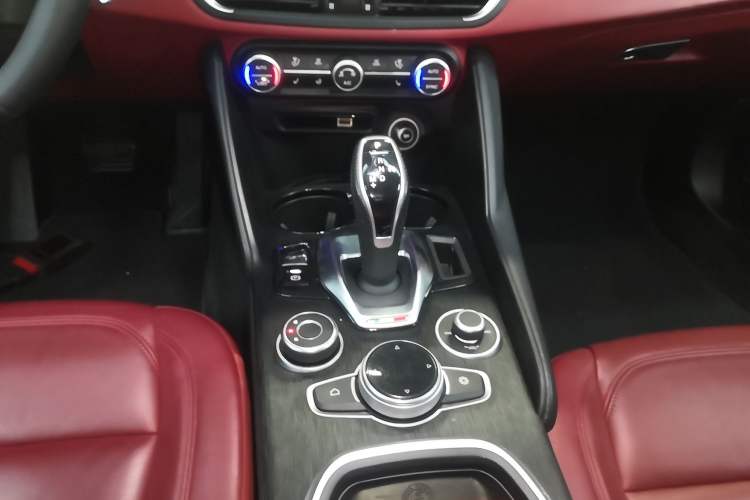 Used Alfa Romeo Giulia 2021 2.0T 280HP Luxury Edition Gear Lever