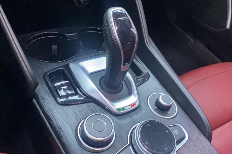 Used Alfa Romeo Giulia 2021 2.0T 280HP Luxury Edition Gear Lever