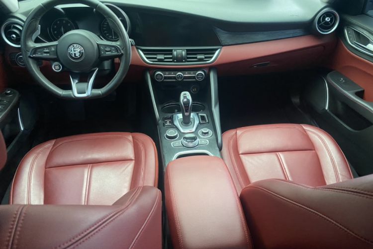 Used Alfa Romeo Giulia 2021 2.0T 280HP Luxury Edition Interior 1