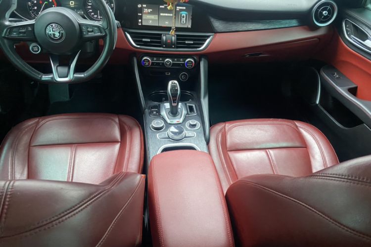 Used Alfa Romeo Giulia 2021 2.0T 280HP Luxury Edition Interior 1