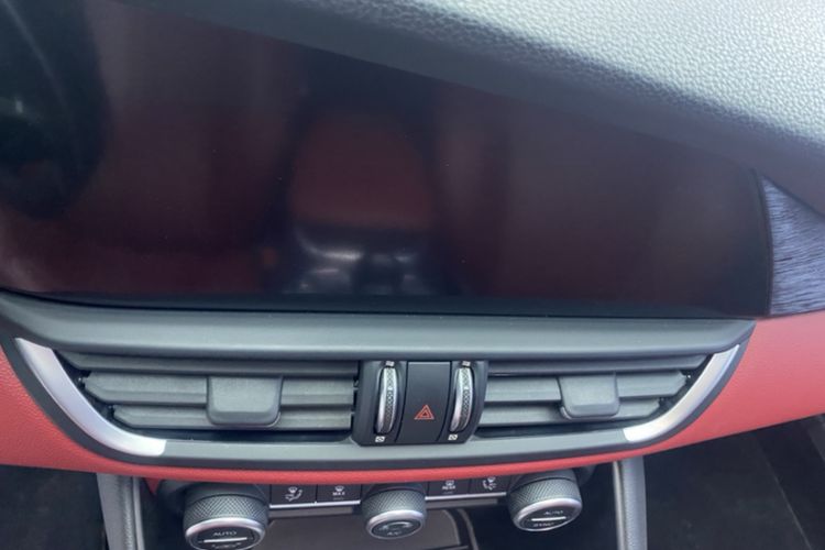 Used Alfa Romeo Giulia 2021 2.0T 280HP Luxury Edition Interior 2