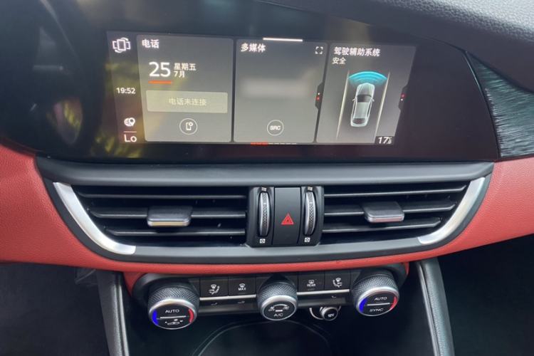 Used Alfa Romeo Giulia 2021 2.0T 280HP Luxury Edition Interior 2