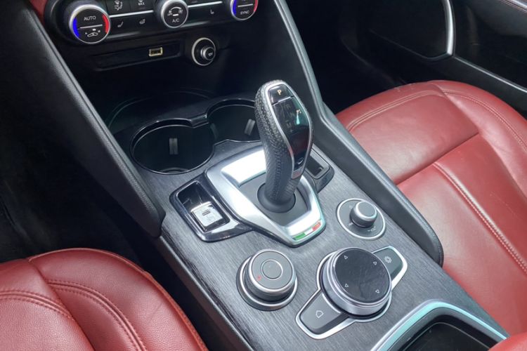 Used Alfa Romeo Giulia 2021 2.0T 280HP Luxury Edition Interior 3