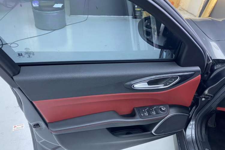 Used Alfa Romeo Giulia 2021 2.0T 280HP Luxury Edition Interior 4