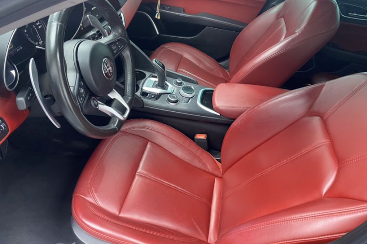 Used Alfa Romeo Giulia 2021 2.0T 280HP Luxury Edition Interior 4