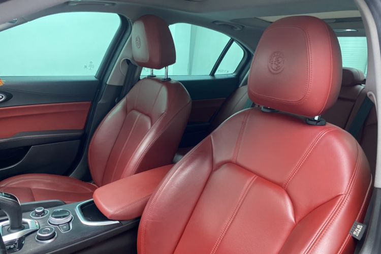Used Alfa Romeo Giulia 2021 2.0T 280HP Luxury Edition Interior 6