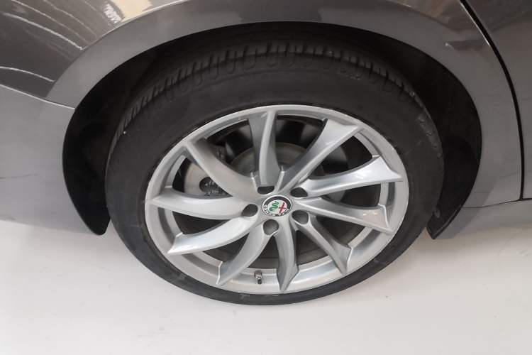 Used Alfa Romeo Giulia 2021 2.0T 280HP Luxury Edition Right Rear Wheel Hub