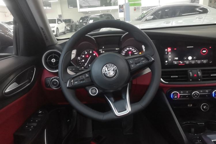 Used Alfa Romeo Giulia 2021 2.0T 280HP Luxury Edition Steering Wheel