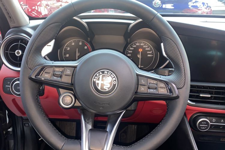 Used Alfa Romeo Giulia 2021 2.0T 280HP Luxury Edition Steering Wheel