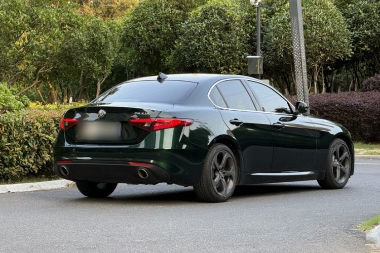 Used Alfa Romeo Giulia 2021 2.0T 280HP Luxury Edition Exterior 2