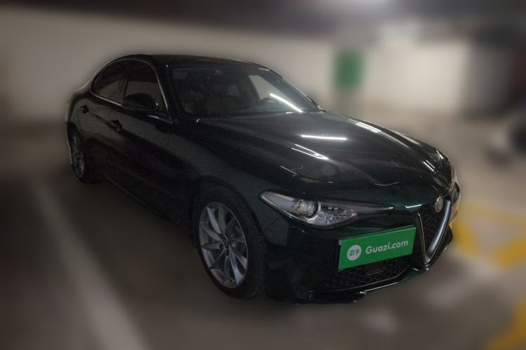 Used Alfa Romeo Giulia 2021 2.0T 280HP Luxury Edition Front Right 45 Deg