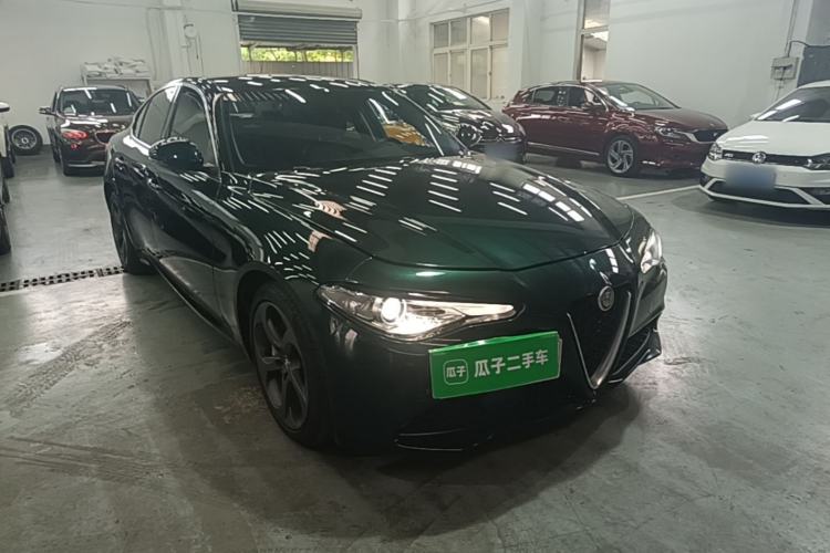 Used Alfa Romeo Giulia 2021 2.0T 280HP Luxury Edition Front Right 45 Deg
