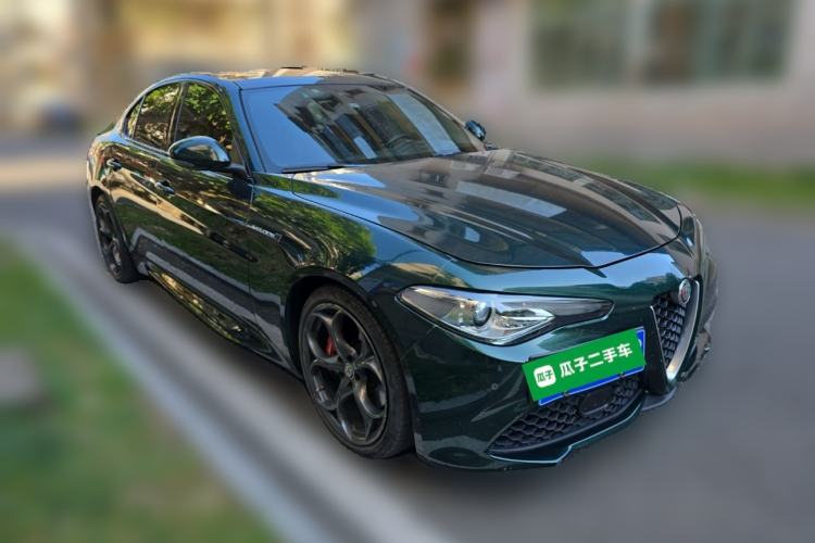 Used Alfa Romeo Giulia 2021 2.0T 280HP Luxury Sport Edition Front Right 45 Deg