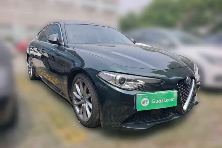 Used Alfa Romeo Giulia 2021 2.0T 280HP Luxury Edition Front Right 45 Deg
