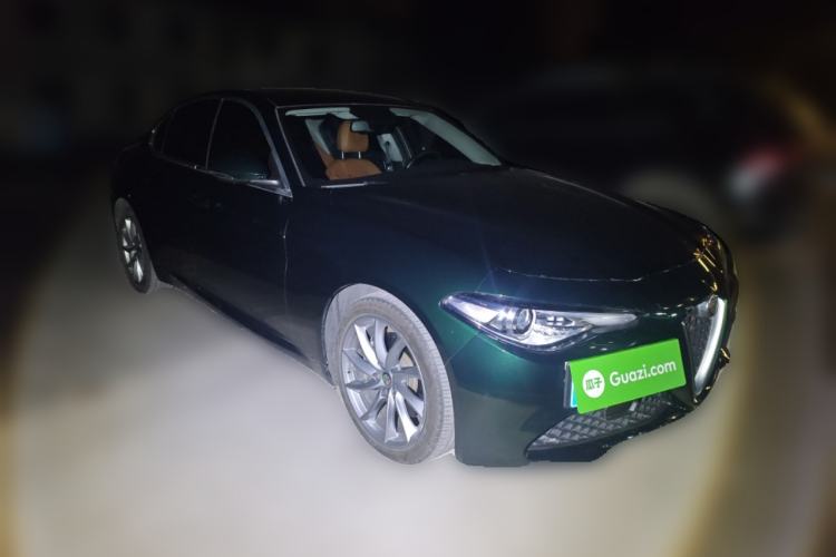 Used Alfa Romeo Giulia 2021 2.0T 280HP Luxury Edition Front Right 45 Deg