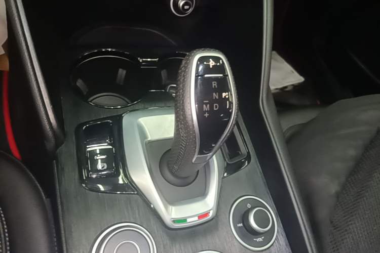 Used Alfa Romeo Giulia 2021 2.0T 280HP Luxury Edition Gear Lever