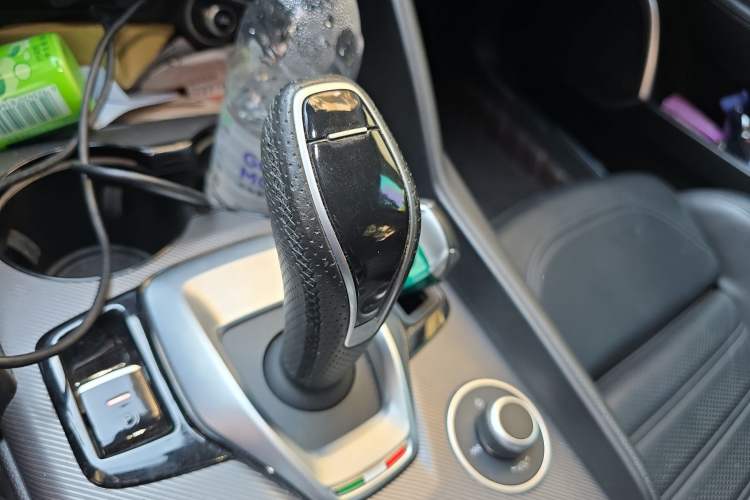 Used Alfa Romeo Giulia 2021 2.0T 280HP Luxury Sport Edition Gear Lever