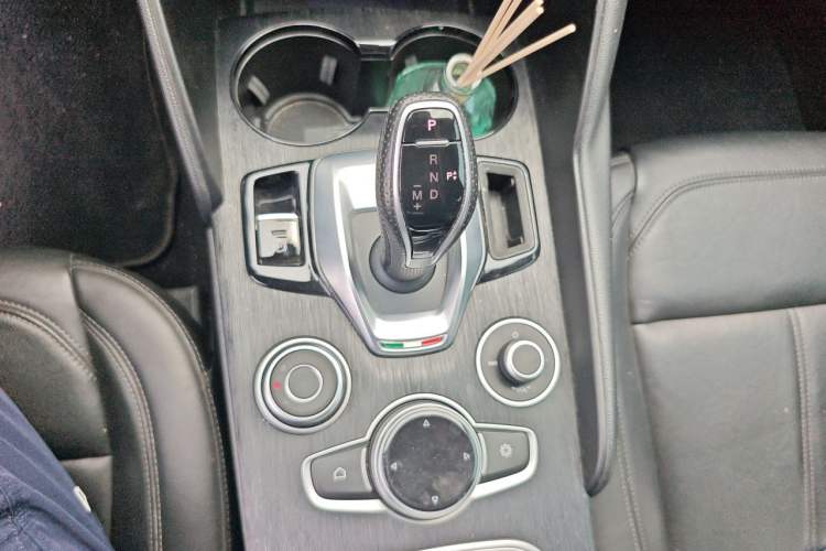 Used Alfa Romeo Giulia 2021 2.0T 280HP Luxury Edition Gear Lever