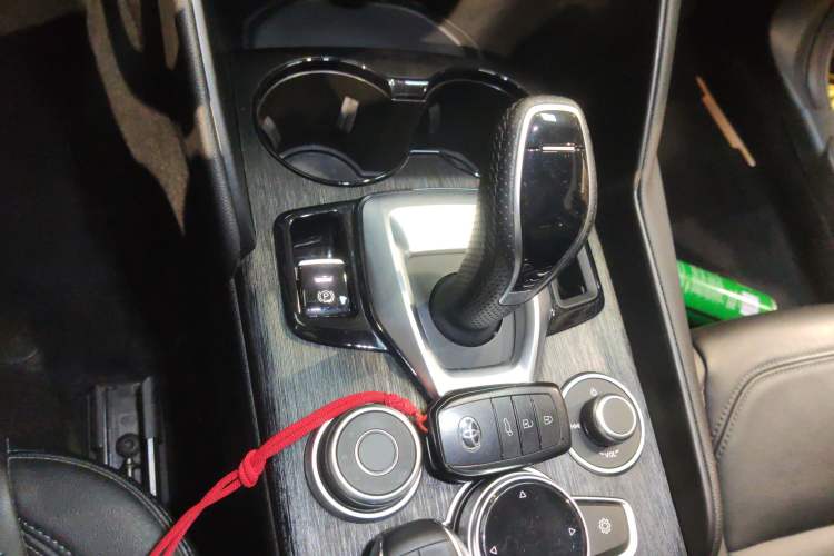 Used Alfa Romeo Giulia 2021 2.0T 280HP Luxury Edition Gear Lever