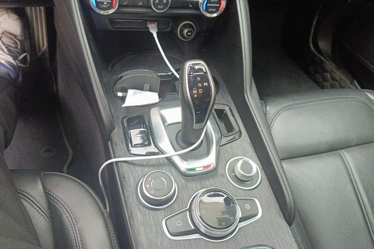 Used Alfa Romeo Giulia 2021 2.0T 280HP Luxury Edition Gear Lever