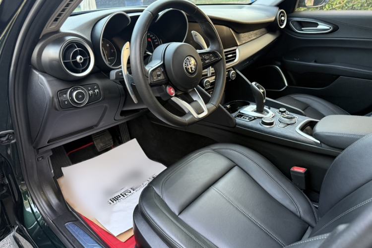 Used Alfa Romeo Giulia 2021 2.0T 280HP Luxury Edition Interior 1