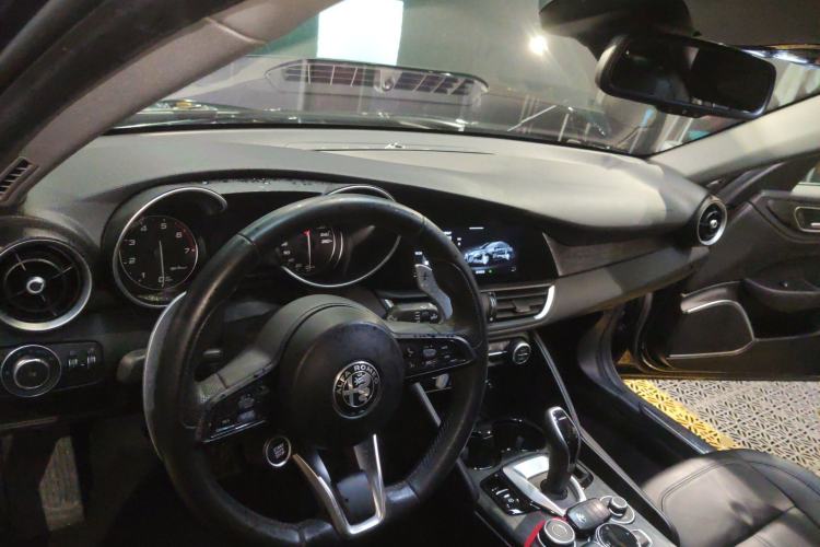 Used Alfa Romeo Giulia 2021 2.0T 280HP Luxury Edition Interior 2