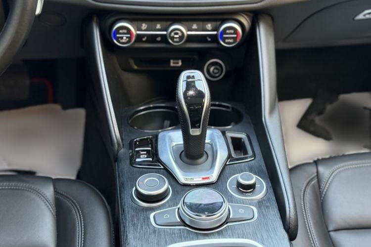Used Alfa Romeo Giulia 2021 2.0T 280HP Luxury Edition Interior 3