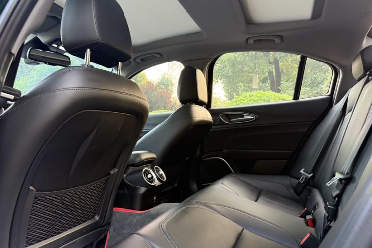 Used Alfa Romeo Giulia 2021 2.0T 280HP Luxury Edition Interior 6