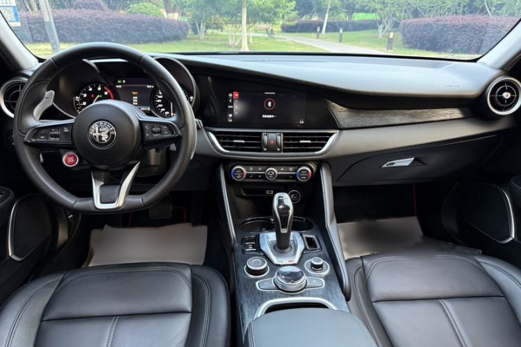 Used Alfa Romeo Giulia 2021 2.0T 280HP Luxury Edition Interior 7