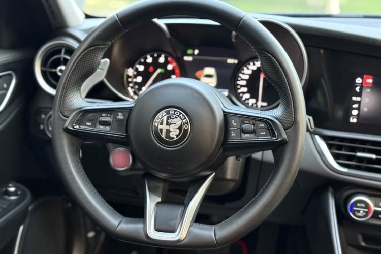 Used Alfa Romeo Giulia 2021 2.0T 280HP Luxury Edition Interior 8