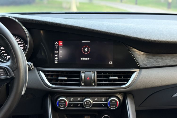 Used Alfa Romeo Giulia 2021 2.0T 280HP Luxury Edition Interior 9