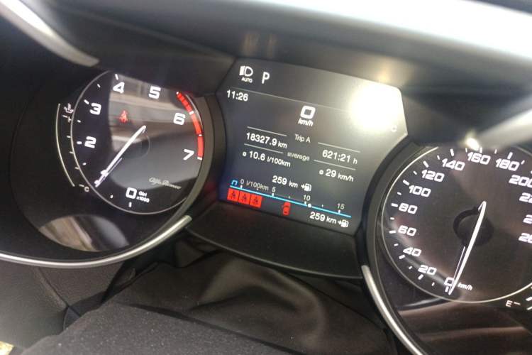 Used Alfa Romeo Giulia 2021 2.0T 280HP Luxury Edition Odometer Close Up