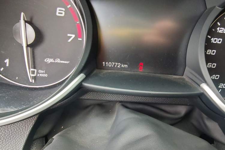 Used Alfa Romeo Giulia 2021 2.0T 280HP Luxury Edition Odometer Close Up