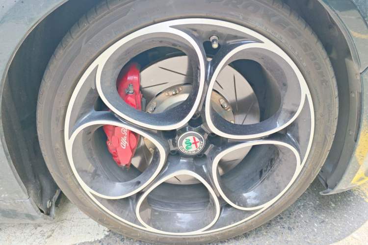 Used Alfa Romeo Giulia 2021 2.0T 280HP Luxury Sport Edition Right Front Wheel Hub