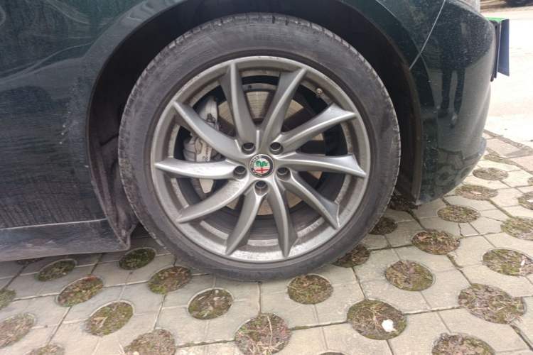 Used Alfa Romeo Giulia 2021 2.0T 280HP Luxury Edition Right Front Wheel Hub