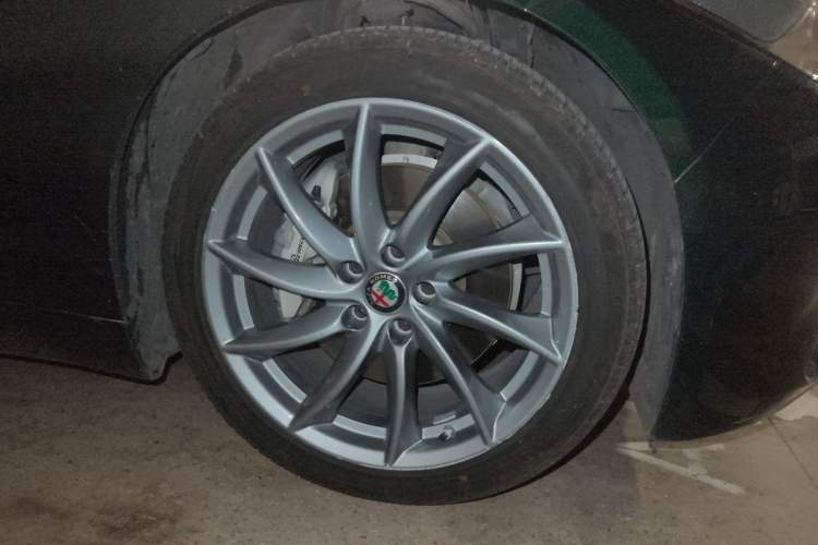 Used Alfa Romeo Giulia 2021 2.0T 280HP Luxury Edition Right Front Wheel Hub