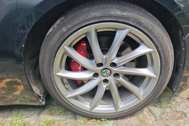 Used Alfa Romeo Giulia 2021 2.0T 280HP Luxury Edition Right Front Wheel Hub