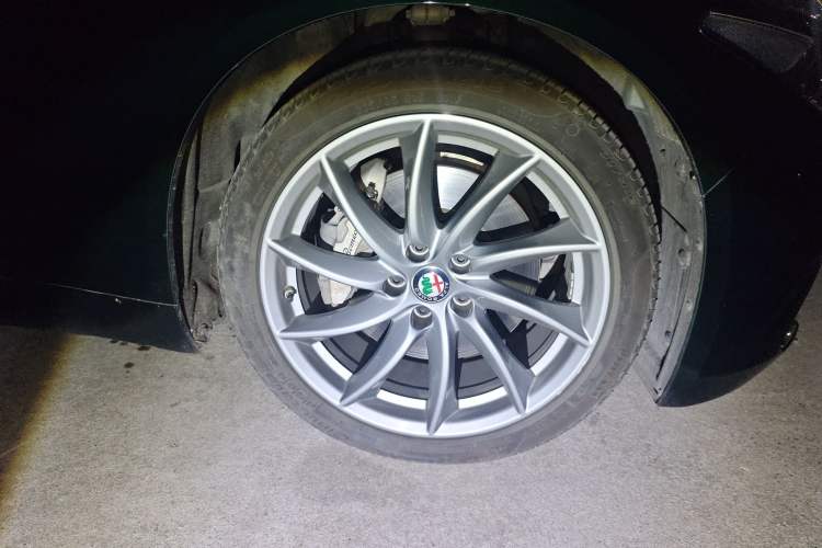 Used Alfa Romeo Giulia 2021 2.0T 280HP Luxury Edition Right Front Wheel Hub