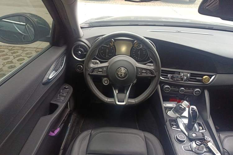 Used Alfa Romeo Giulia 2021 2.0T 280HP Luxury Edition Steering Wheel
