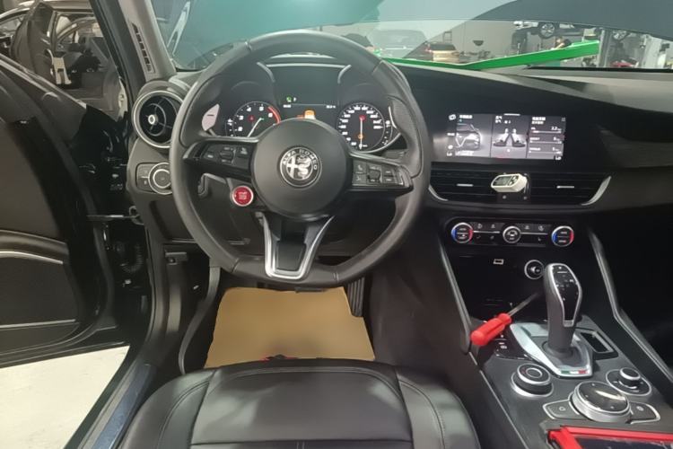 Used Alfa Romeo Giulia 2021 2.0T 280HP Luxury Edition Steering Wheel