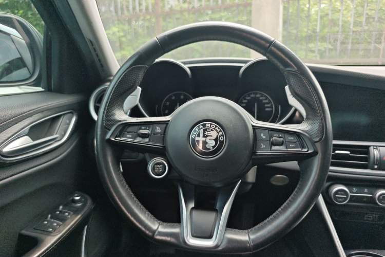 Used Alfa Romeo Giulia 2021 2.0T 280HP Luxury Edition Steering Wheel