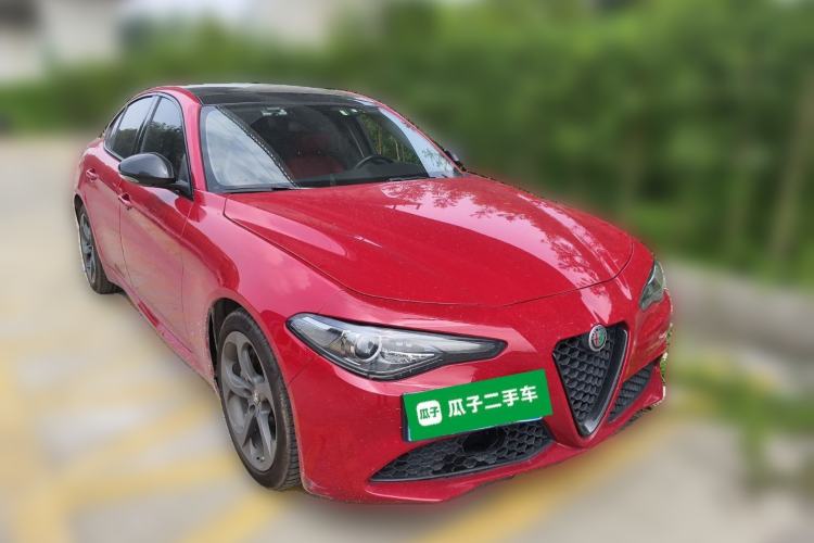 Used Alfa Romeo Giulia 2021 2.0T 280HP Luxury Edition Front Right 45 Deg