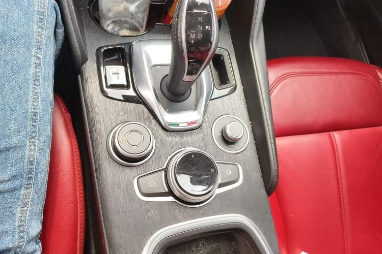 Used Alfa Romeo Giulia 2021 2.0T 280HP Luxury Edition Gear Lever